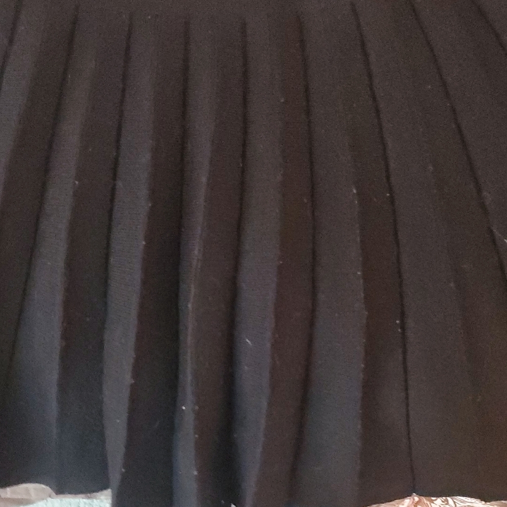 Elegant Black Pleated Skirt Sweater Material - Picture 3 of 3